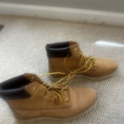 Almost Brand New Timberland Boots Size 9  Women’s 