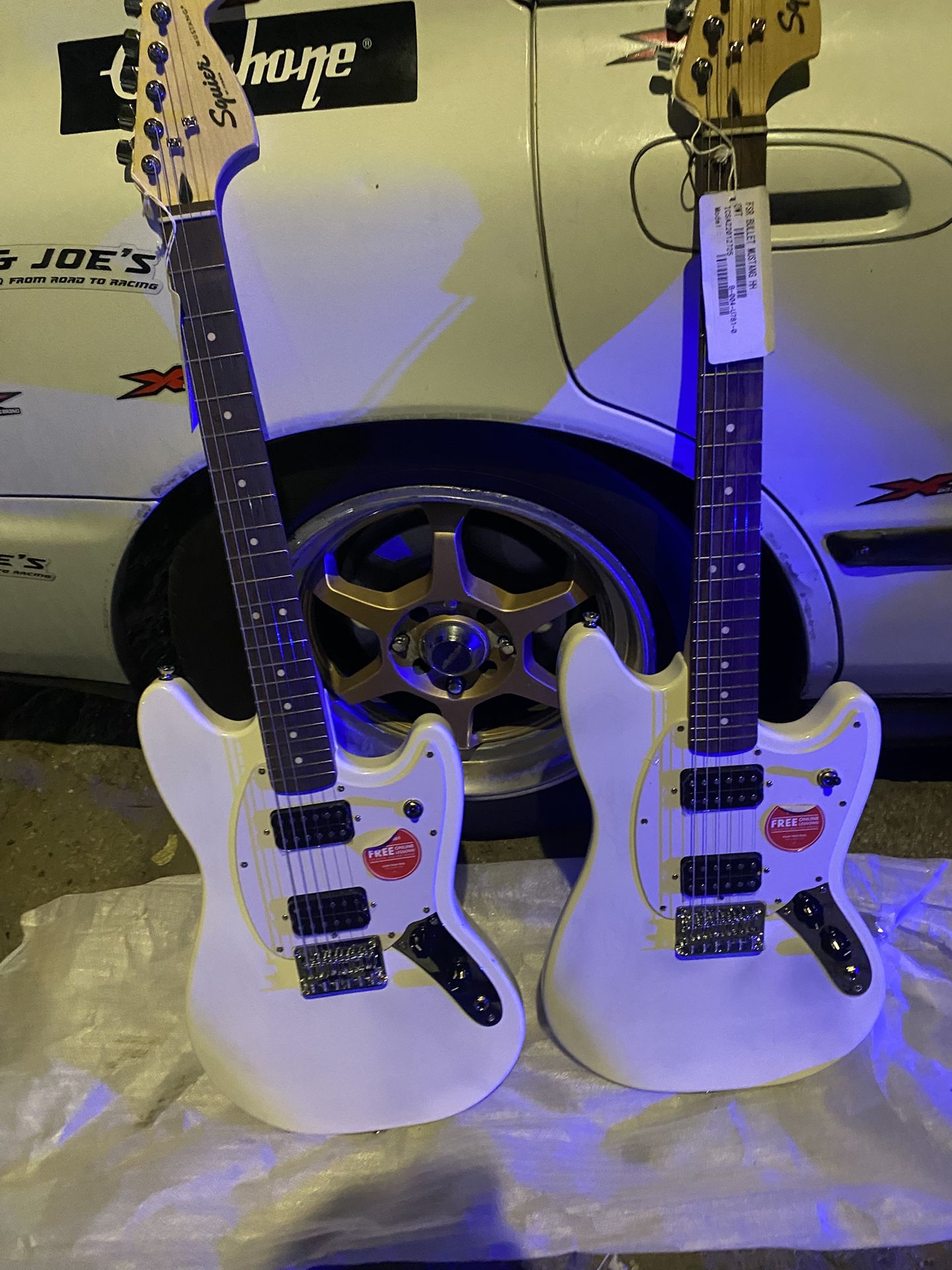 Vendo Estás Quitarras Muy Buenas Casi Nuevas Ahi En Una Foto Esta La Marca $120 Por Una O 200 Por Las Dos