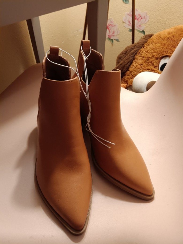 Brand New Size 6 Ankle Boots.