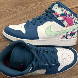 Nike Air Jordan 1 Mid SE Size 6Y