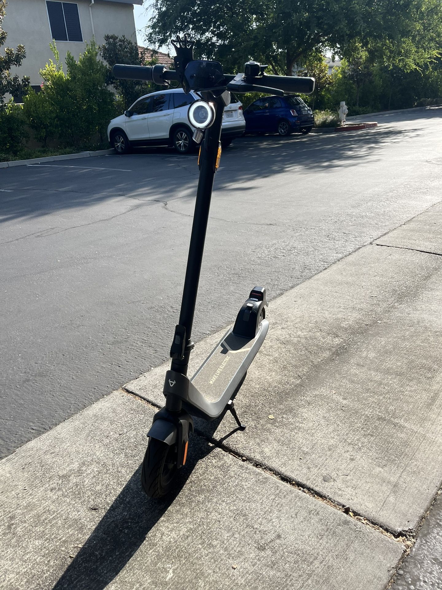 NIU KQi2 Pro Electric Scooter 25 mile Range 17 mph Max speed.