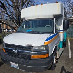 2012 Chevrolet Goshen Coach Chevy Shuttle Bus