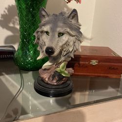 Wolf Statu 