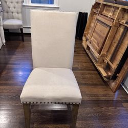 Solid Wood Etendable Table And 6 Chairs