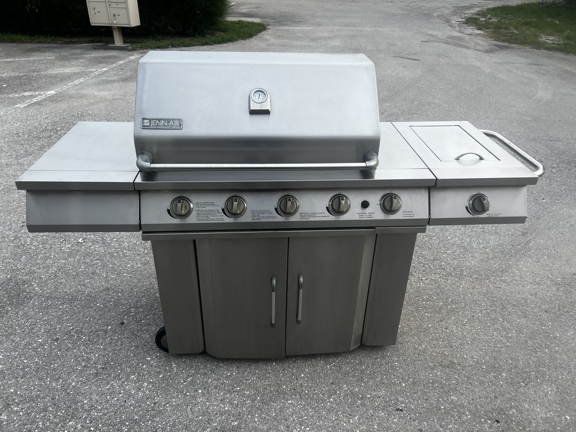 Jenn-Air Model 720 Propane Gas Commercial Industrial BBQ Grill! 5 Burners with one Side burner! Works great! Does not include propane tank! Delivery A