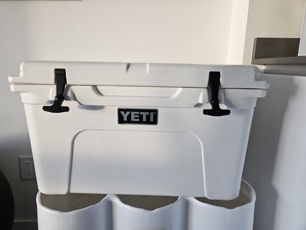 Yeti Cooler 24"W x 15"D x 14"H