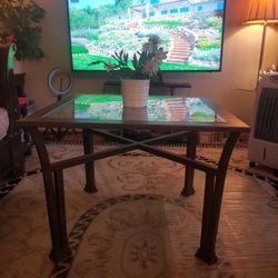 BEUTIFUL / EXCELLENT CONDITION  CENTRAL / END TABLE, MADE WITH METAL AND GLASS, BEAUTIFUL.  $25