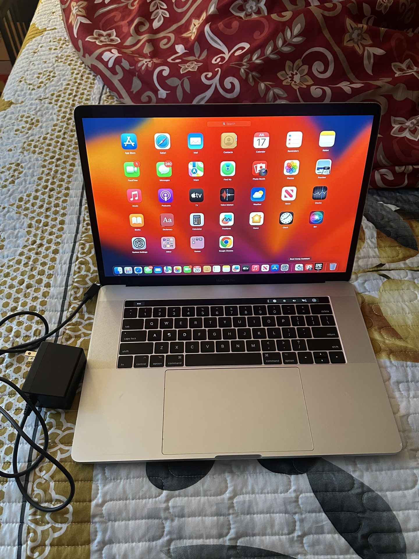 MacBook Pro 2017 “15inch 256GB storage i7 come With charger use firm on price