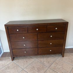 Modern Brown 9-Drawer Dresser – Solid & Spacious (Great Condition)