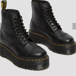 Women’s Boots 6 1/2