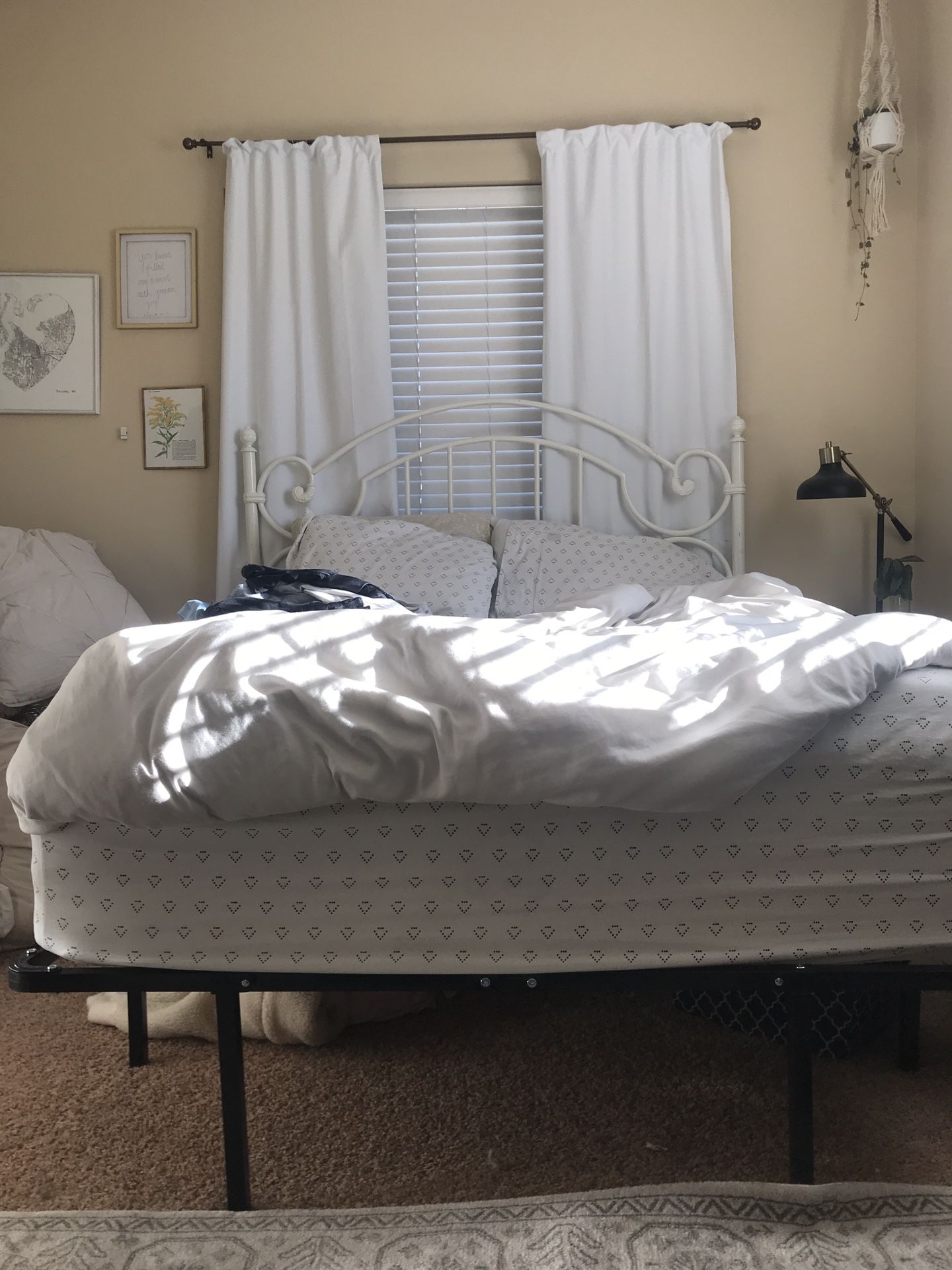 METAL BED FRAME/(head board not included)full size bed