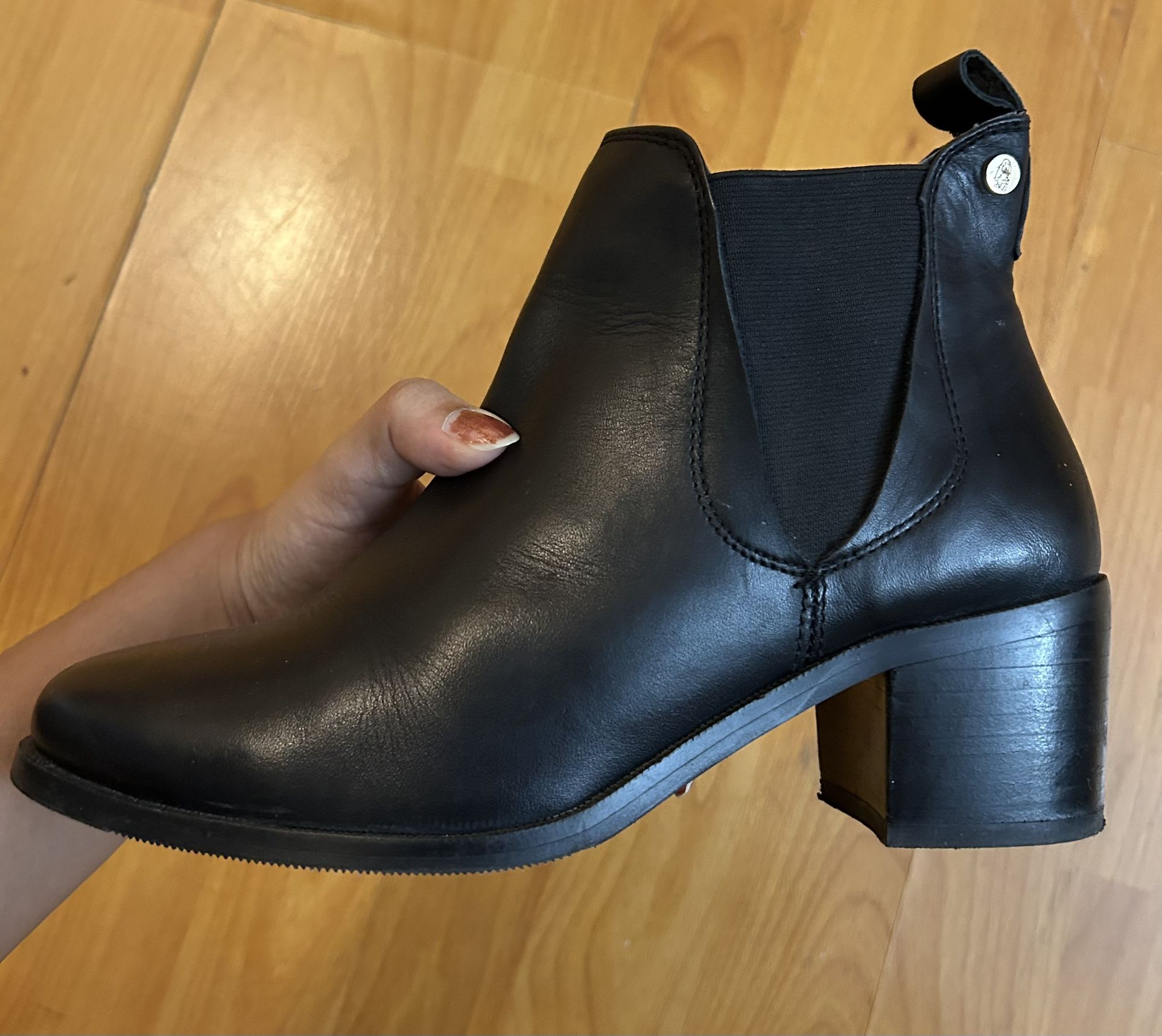 Hush puppies- Pure Leather Boots (5.5 Women)