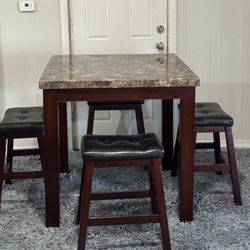 Dining Set – Table + 4 Stools Great Condition✨