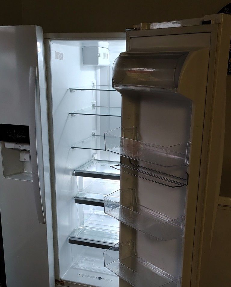 Whirlpool Side By Side Refrigerator With Water Dispenser