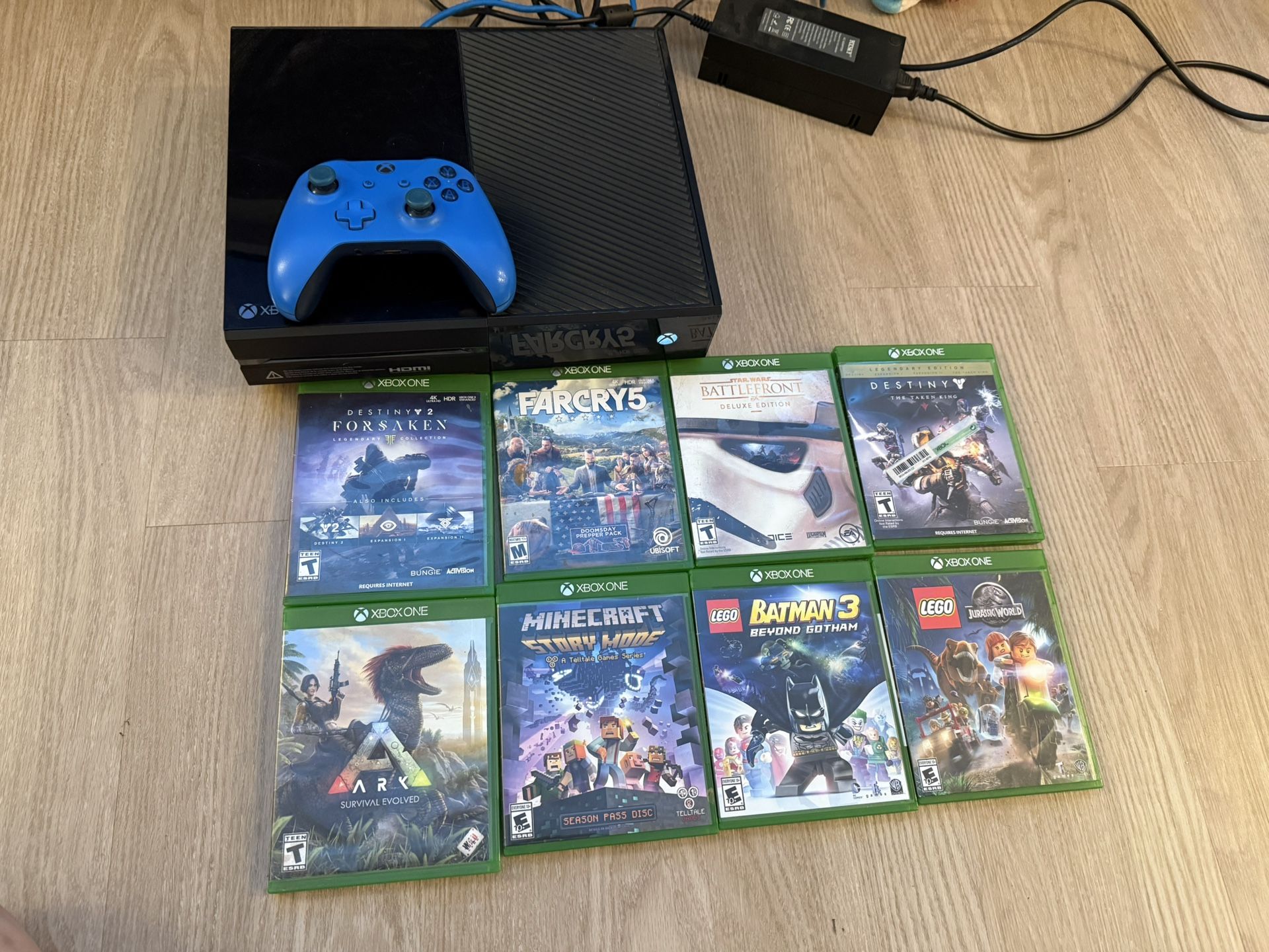 Xbox One Bundle – 365 GB – Great Condition