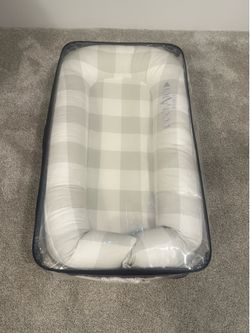 Dockatot Deluxe+ with Plastic Cover