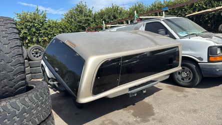 Snug top camper shell