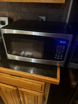 Insignia Microwave
