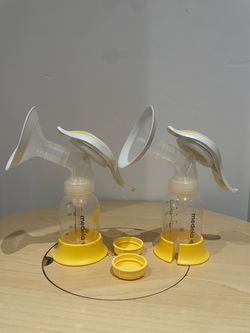Medela manual breastmilk pumps (2)