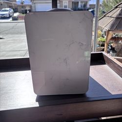 Mini fridge    Refrijerador  pequeño