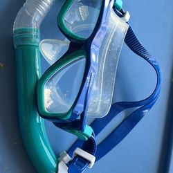 Speedo brand dry-top snorkel and mask set. 