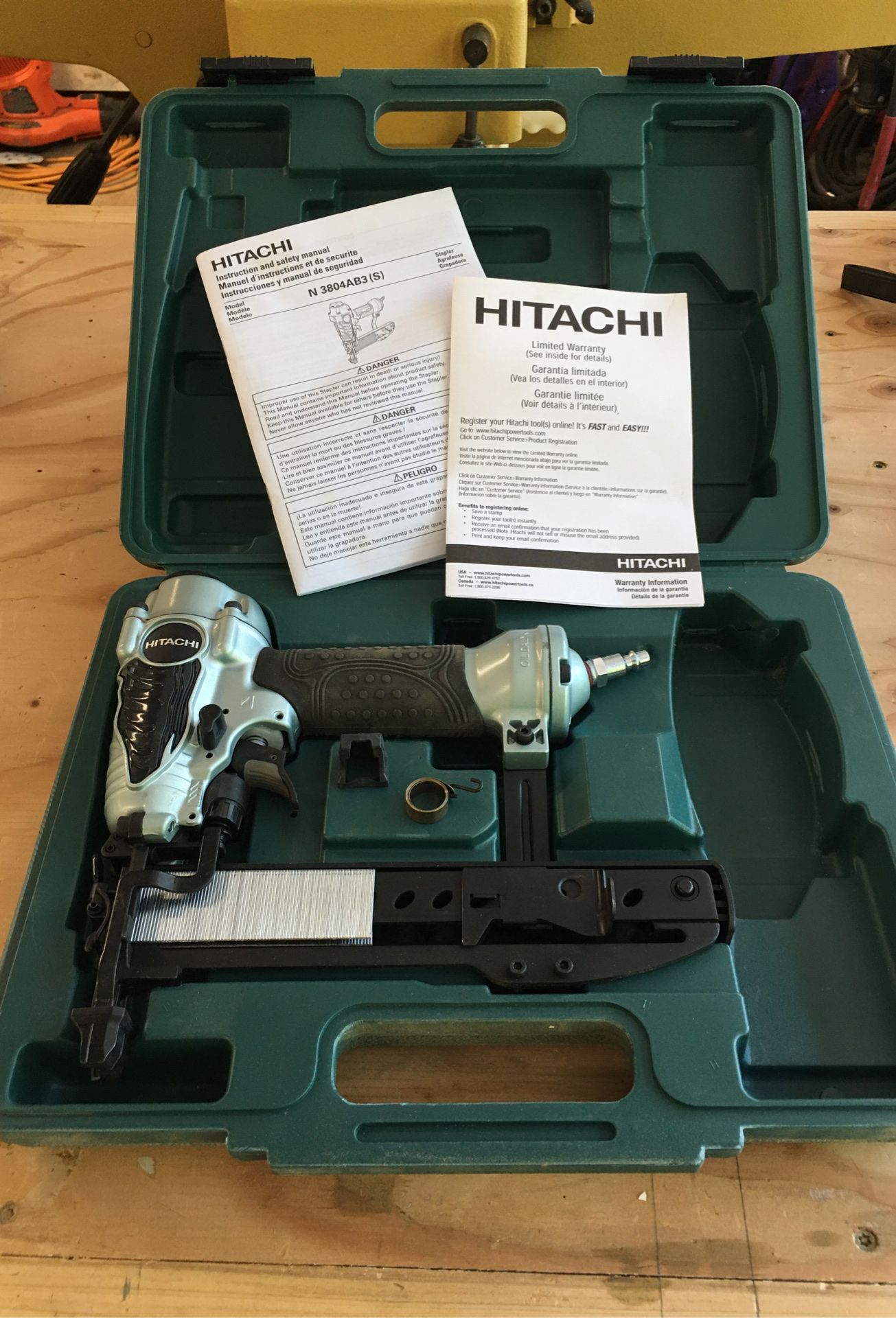 Hitachi N3804AB3(S) 1/1/2” Stapler