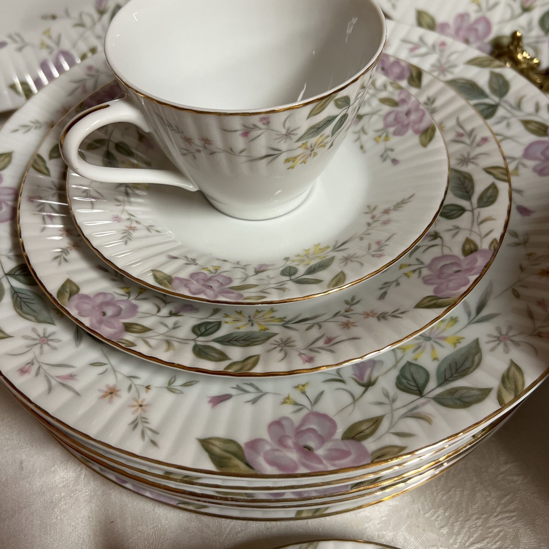 FINE CHINA GRAND CREST “ SPRING SERENADE” DINER SET FOR 8 . 50 PIECES NEW! JAPAN