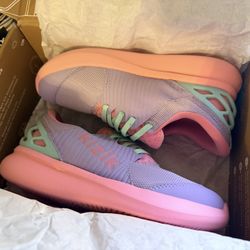 Kizik Size 2Y Brand New