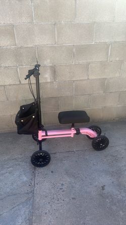 Steerable knee walker