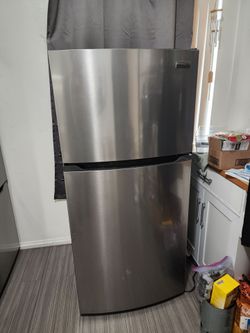 Frigidaire - 30 in. Wide 13.9 Cu. Ft. Top-Freezer Refrigerator