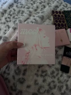 Ariana Grande mod Blush