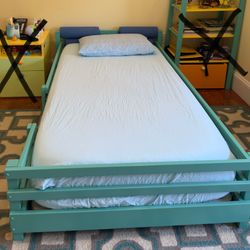 Twin Green Bed and Rug 8x10
