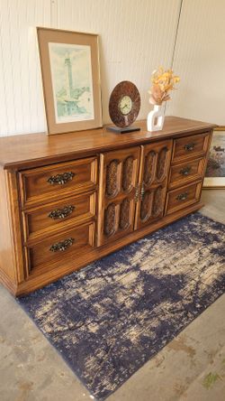 GORGEOUS AMERICAN DREW DRESSER