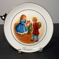 Avon Vintage 1984 Christmas Plate Celebrating The Joy Of Giving 22K Gold Trim