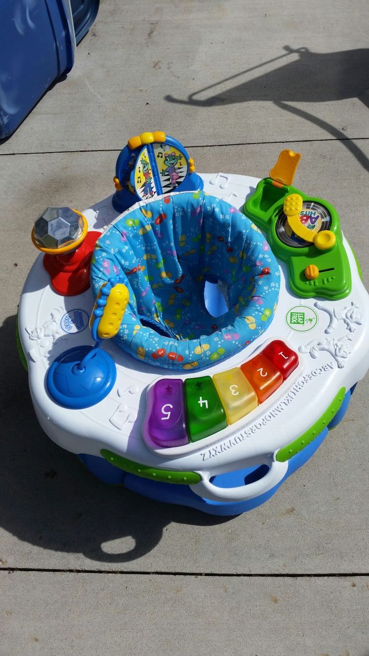 LeapFrog Learn & Groove activity station / exersaucer