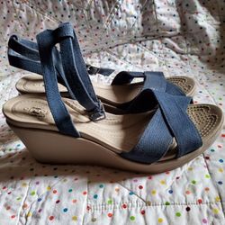 Crocs Leigh ll Ankle Strap Wedge Sandal Size 10.