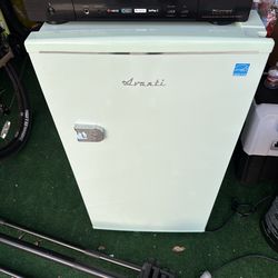 Avanti Retro Mini Fridge – Mint Green – Great Condition