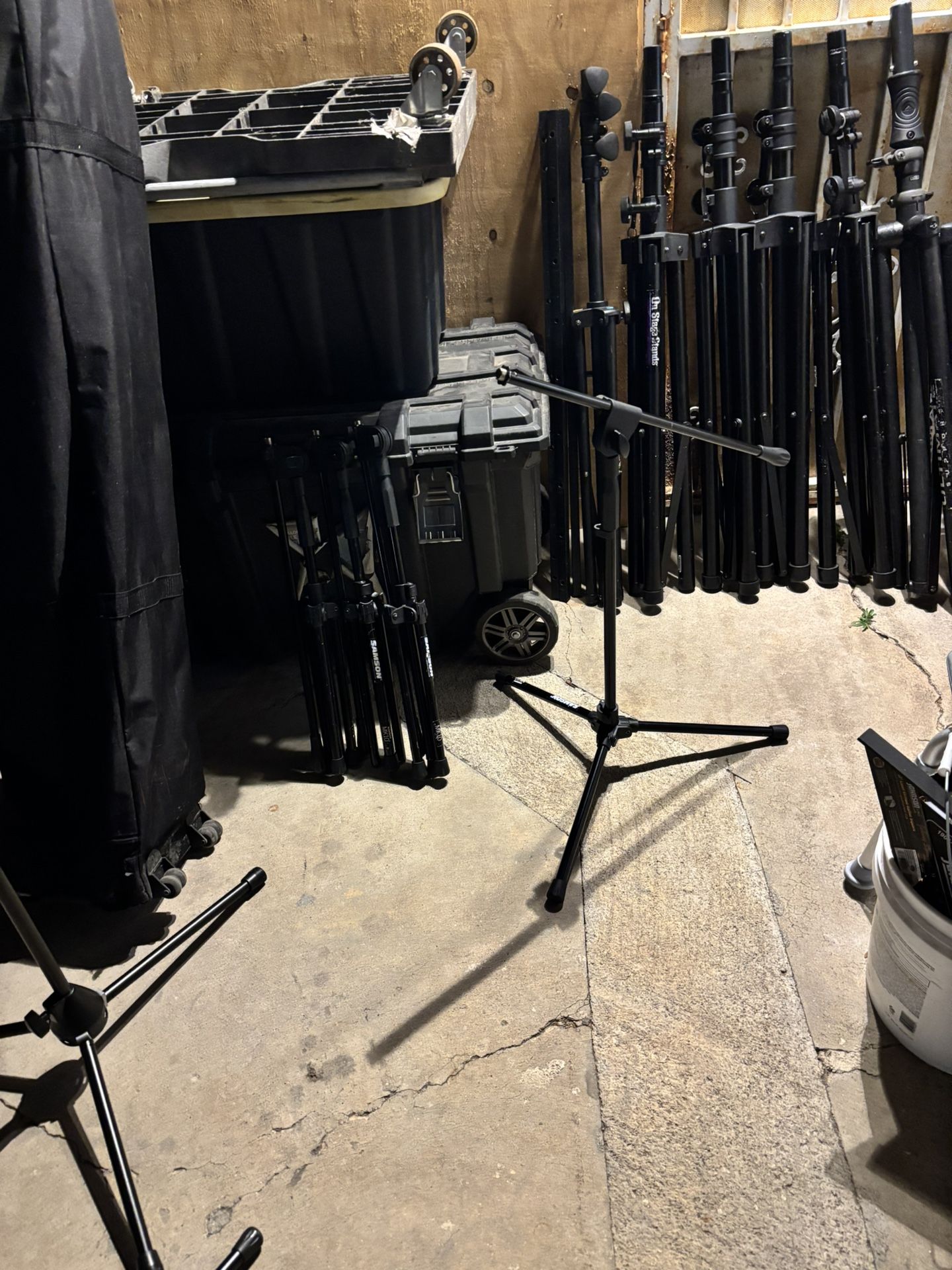 DJ/Band/Banda Special: 6 Speaker Stands, 6 Mic Stands and 1 Lighting Stand