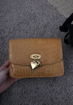 cute mustard purse w strap gold chain!!