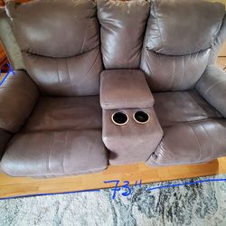 LOVESEAT WITH MANUAL RECLINE