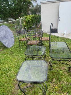 4  piece chair dining table  set needs cleaning  $ 50 dollars  or best off moving sale much be picked up