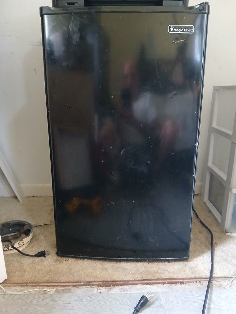 MAGIC CHEF MINI FRIDGE