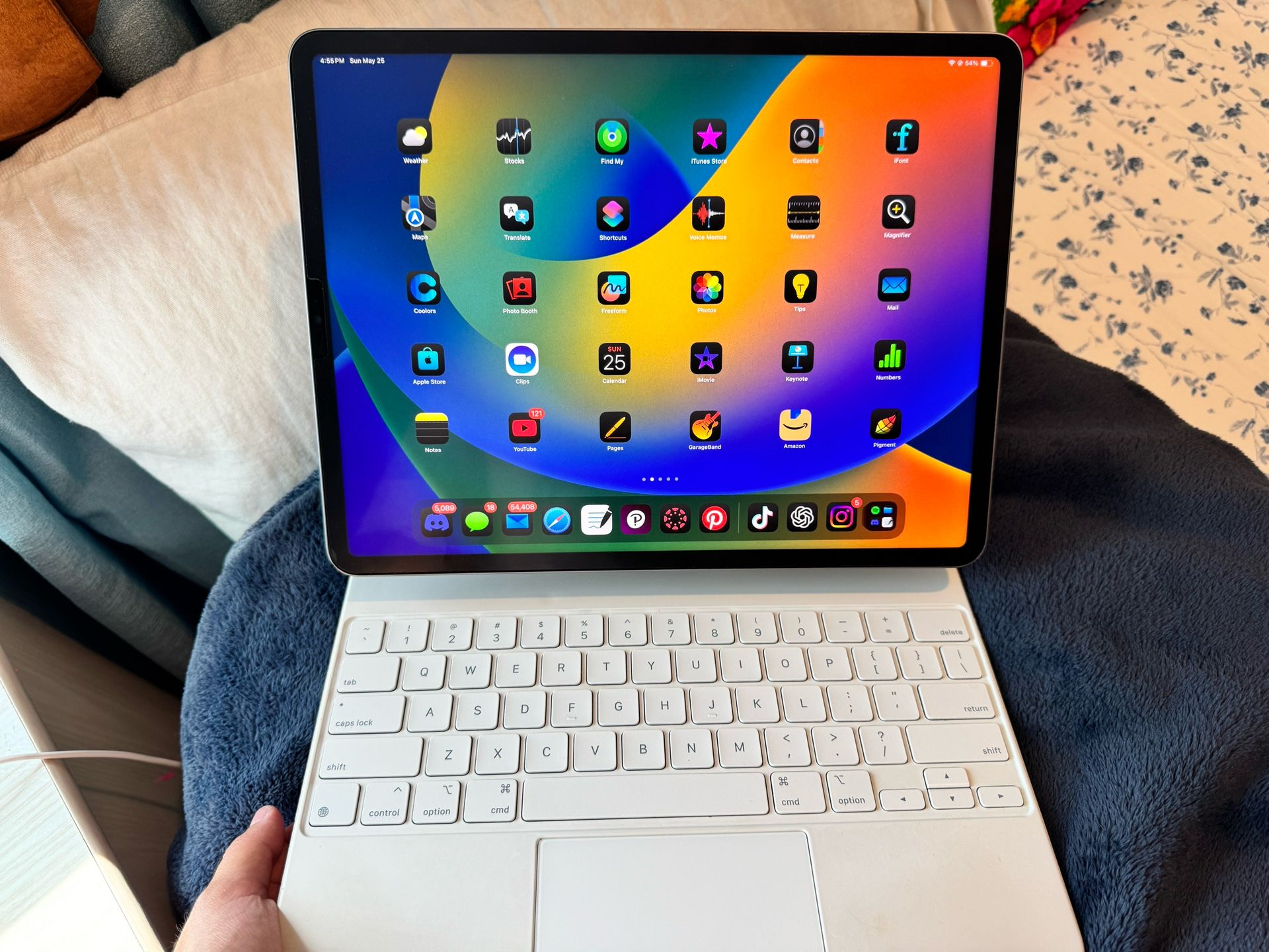 Apple iPad Pro 12.9 WiFi 128GB — Space Gray with Apple keyboard and pencil gen 2