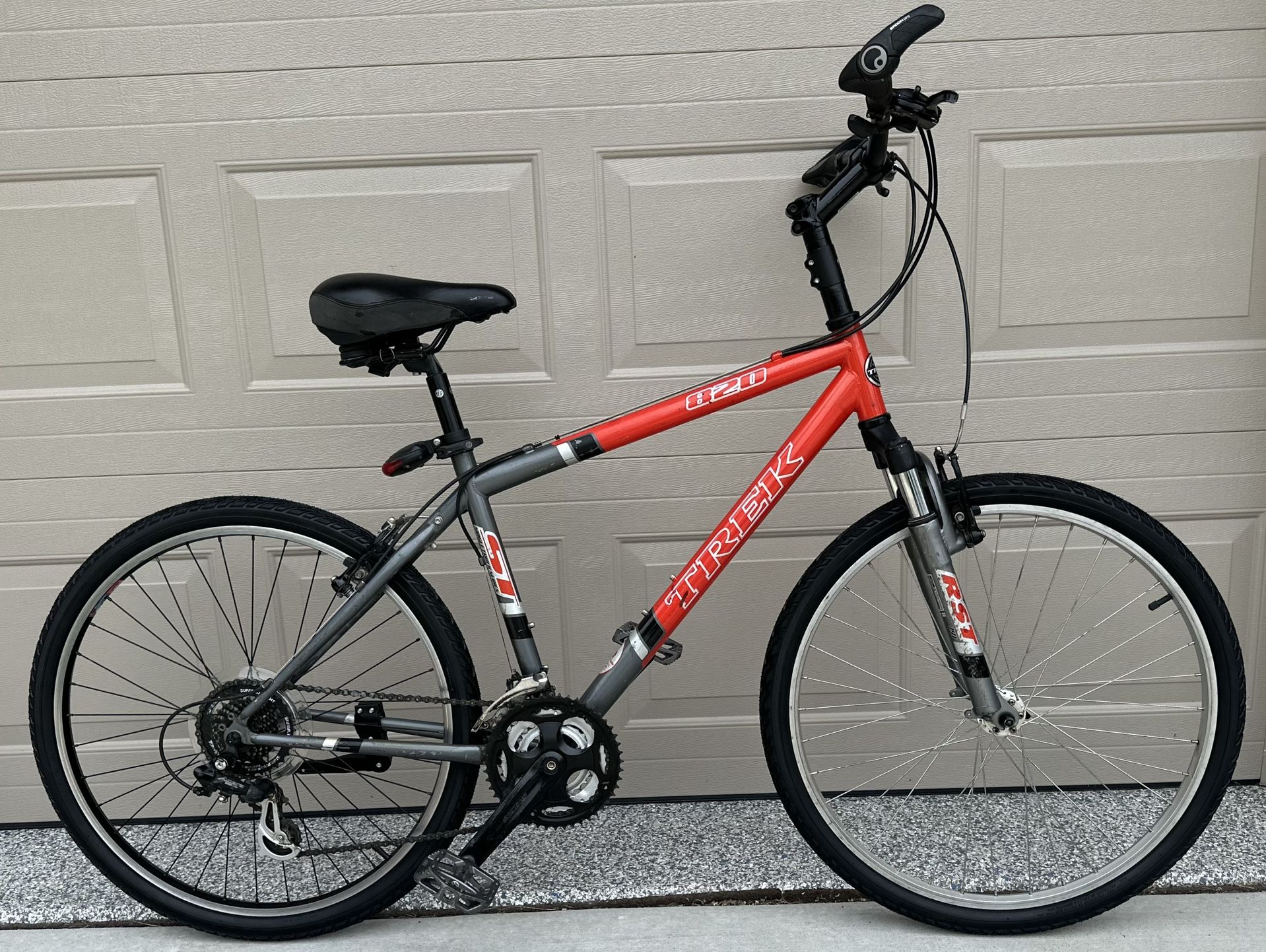 Beautiful TREK 820 ST - 21 Speed Road Bike - Like New