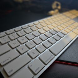 Apple Wired USB Silver Aluminum Keyboard with Numeric Keypad