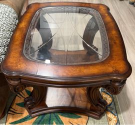 2 small side tables and 1 large table. Set