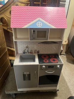 Kids Large dollhouse & Kitchen