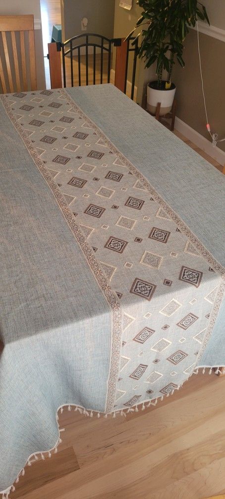 Tablecloth And Set Of 4 Placemats