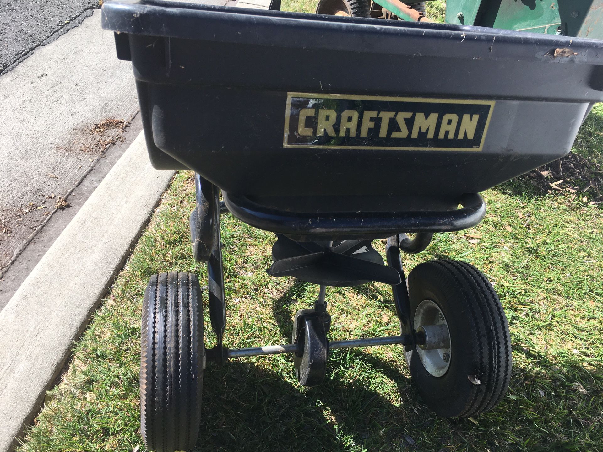Lawn spreader - Craftsman