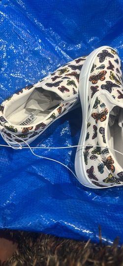 Forever 21 slip-on sneakers feature an all-over butterfly print on a white canvas upper.  7.5